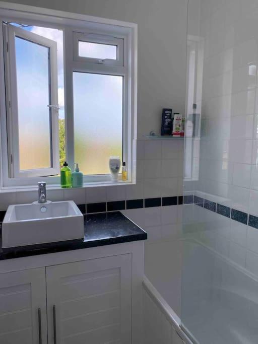 Apartment A Spacious, Comfortable For 4 Ppl In London, Zone 2 London