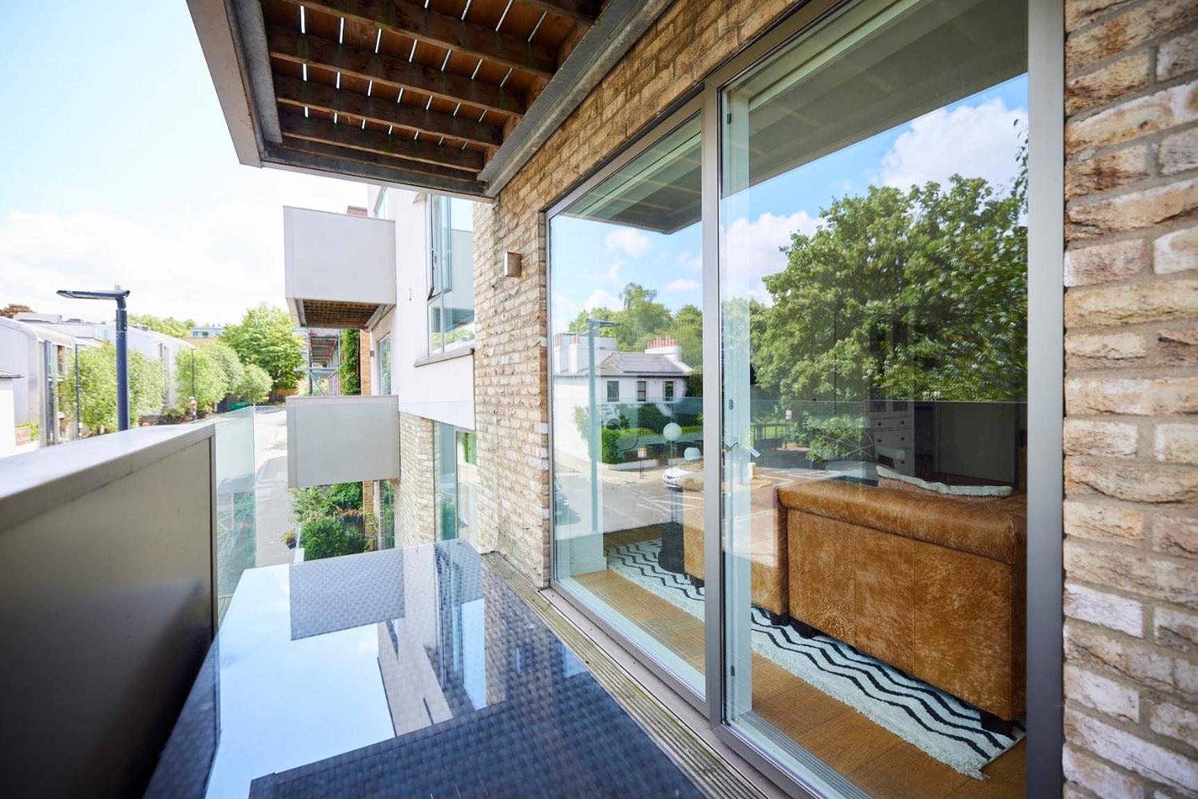 Apartment The Copenhagen Place - Enchanting 2bdr Flat With Balcony London
