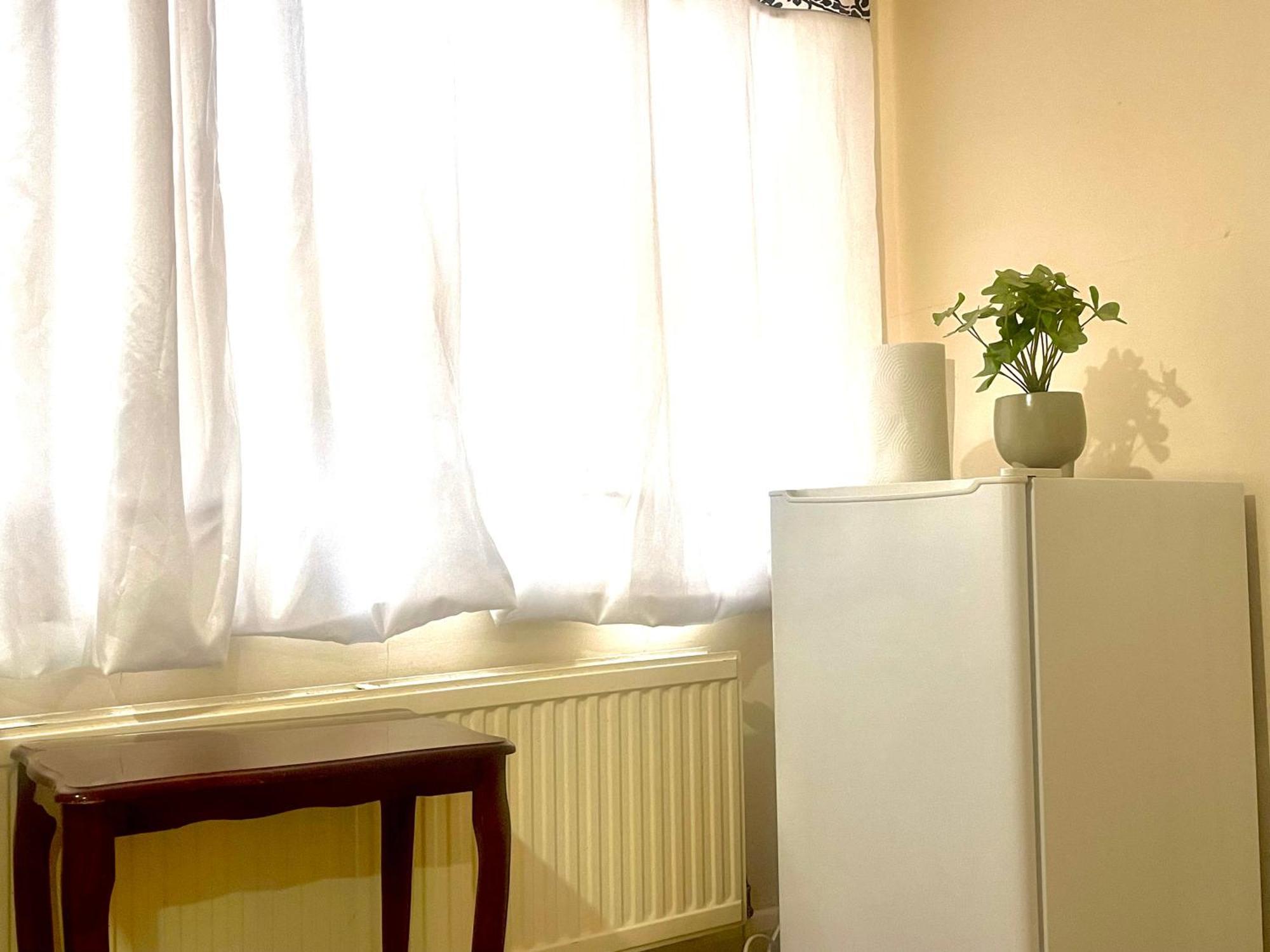 Hospedagem domiciliar Comfy Double Bedroom With A Private Toilet *