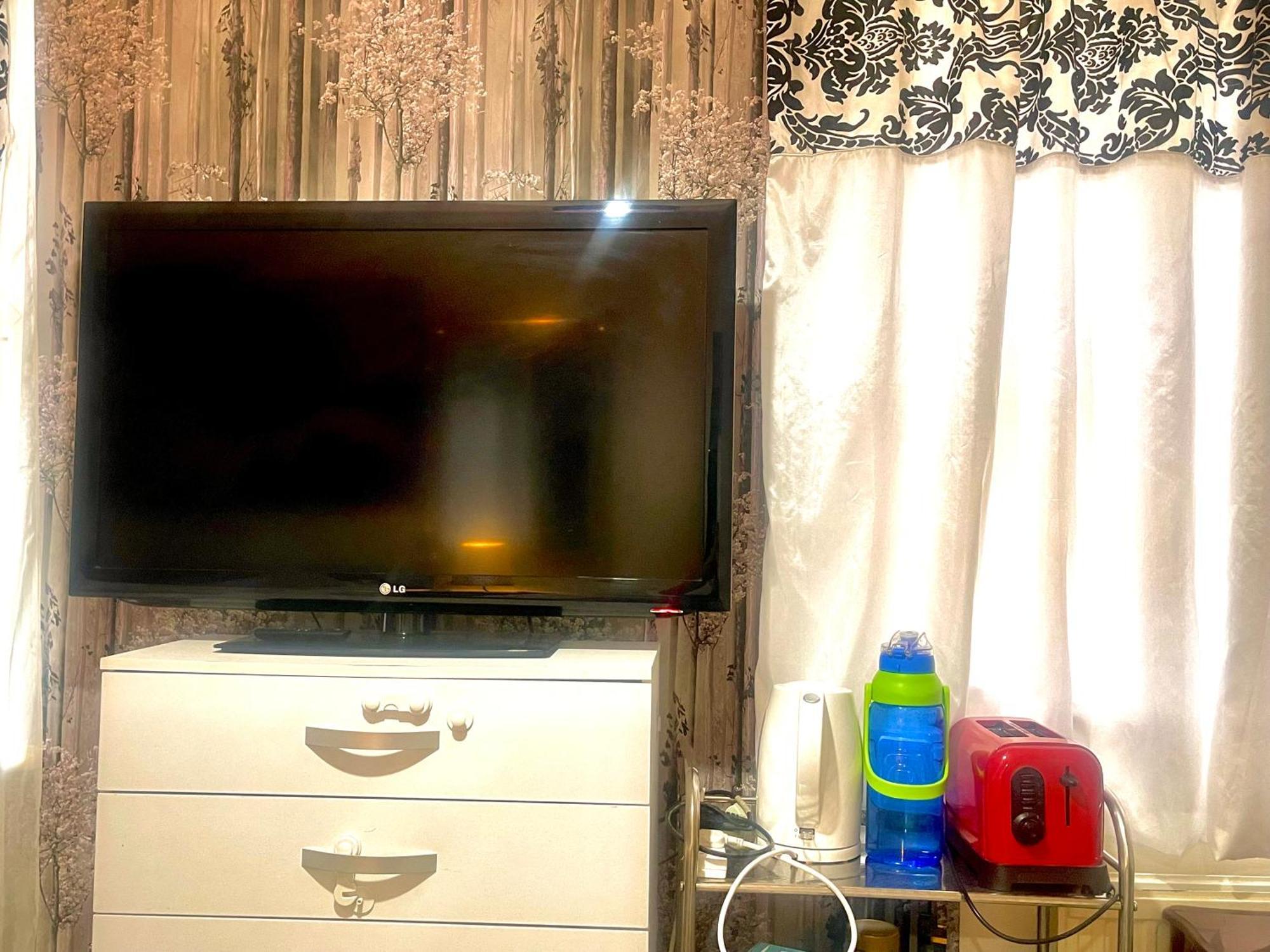 Hospedagem domiciliar Comfy Double Bedroom With A Private Toilet