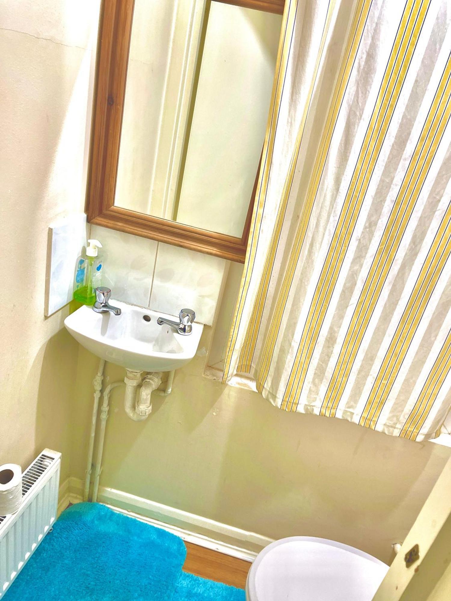 Hospedagem domiciliar Comfy Double Bedroom With A Private Toilet Londres
