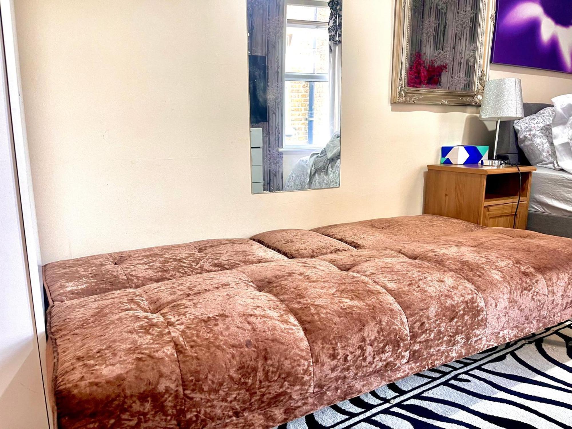 Hospedagem domiciliar Comfy Double Bedroom With A Private Toilet *