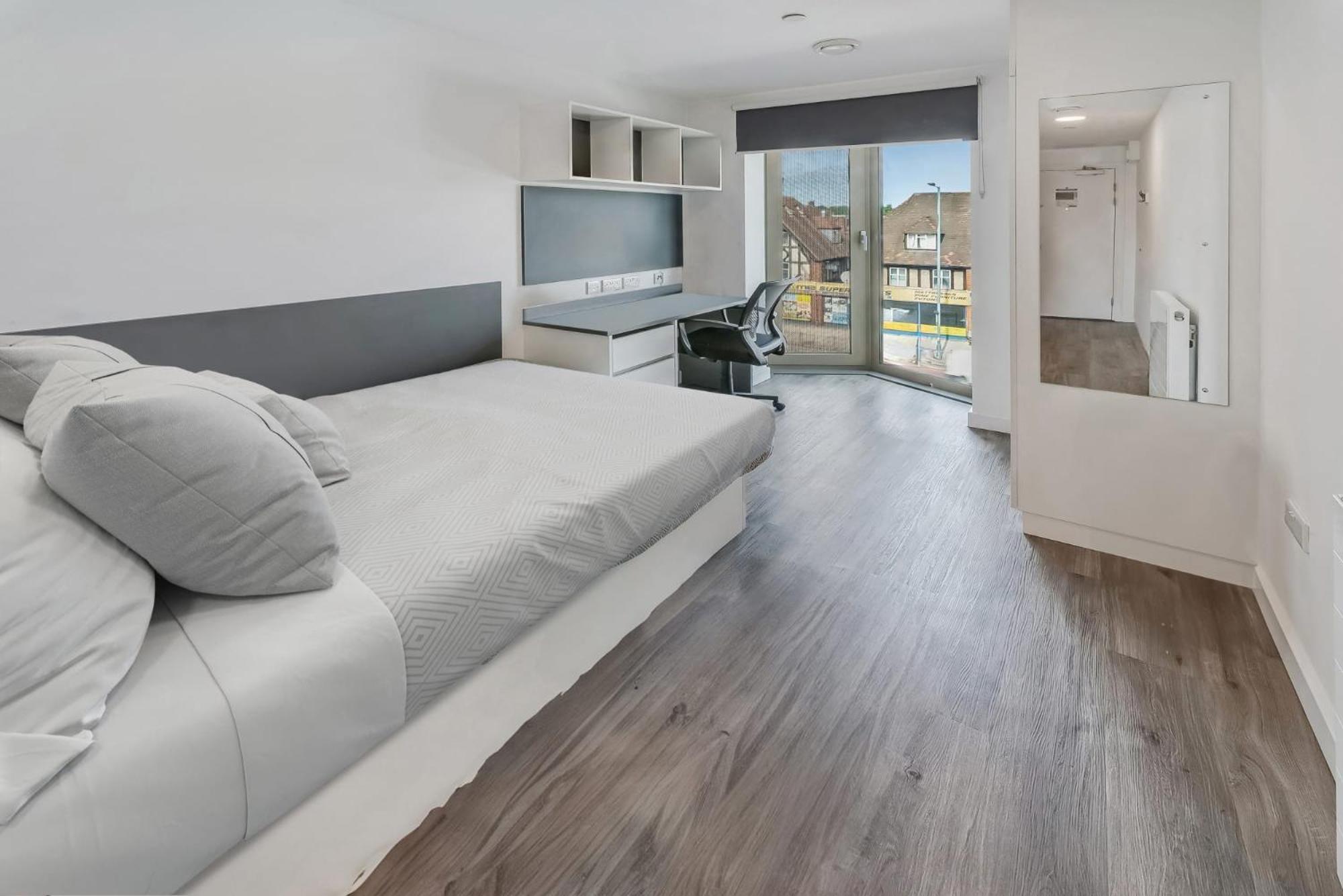 Contemporary At Chapter White In Apartamento