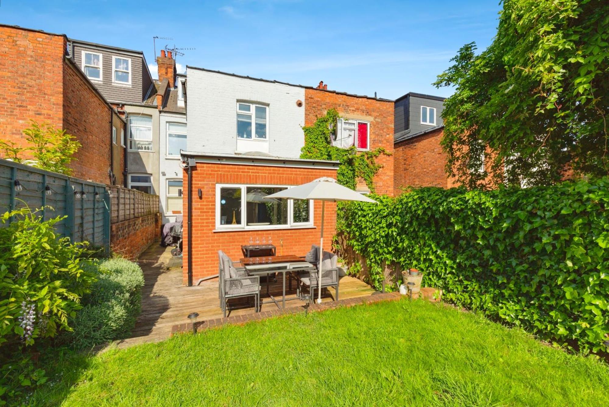 Apartment Lovely 2 Bedroom Ground Floor Flat With Garden. *