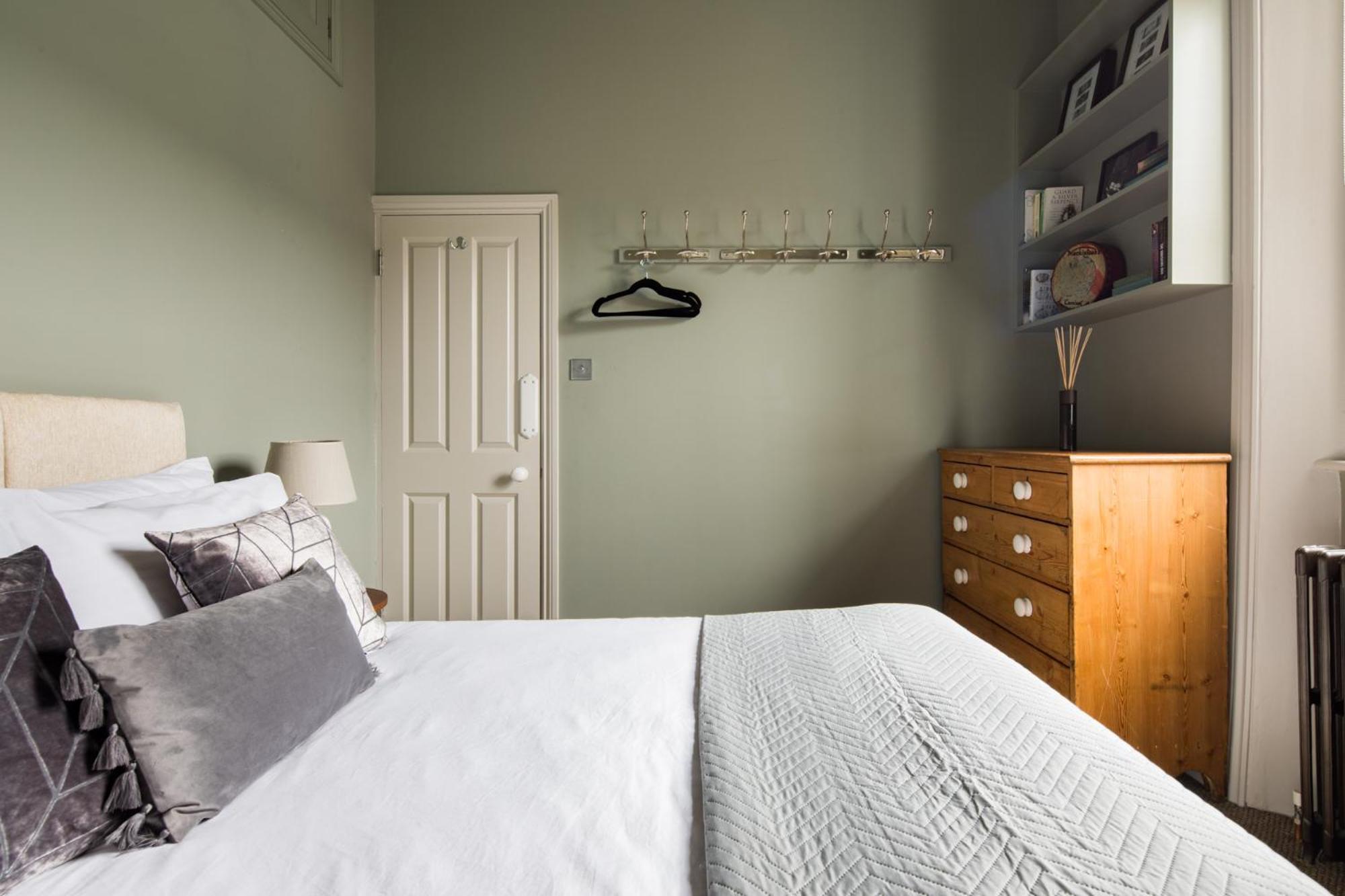 Homely Parkside 2-bed In Primrose Hill Apartment *