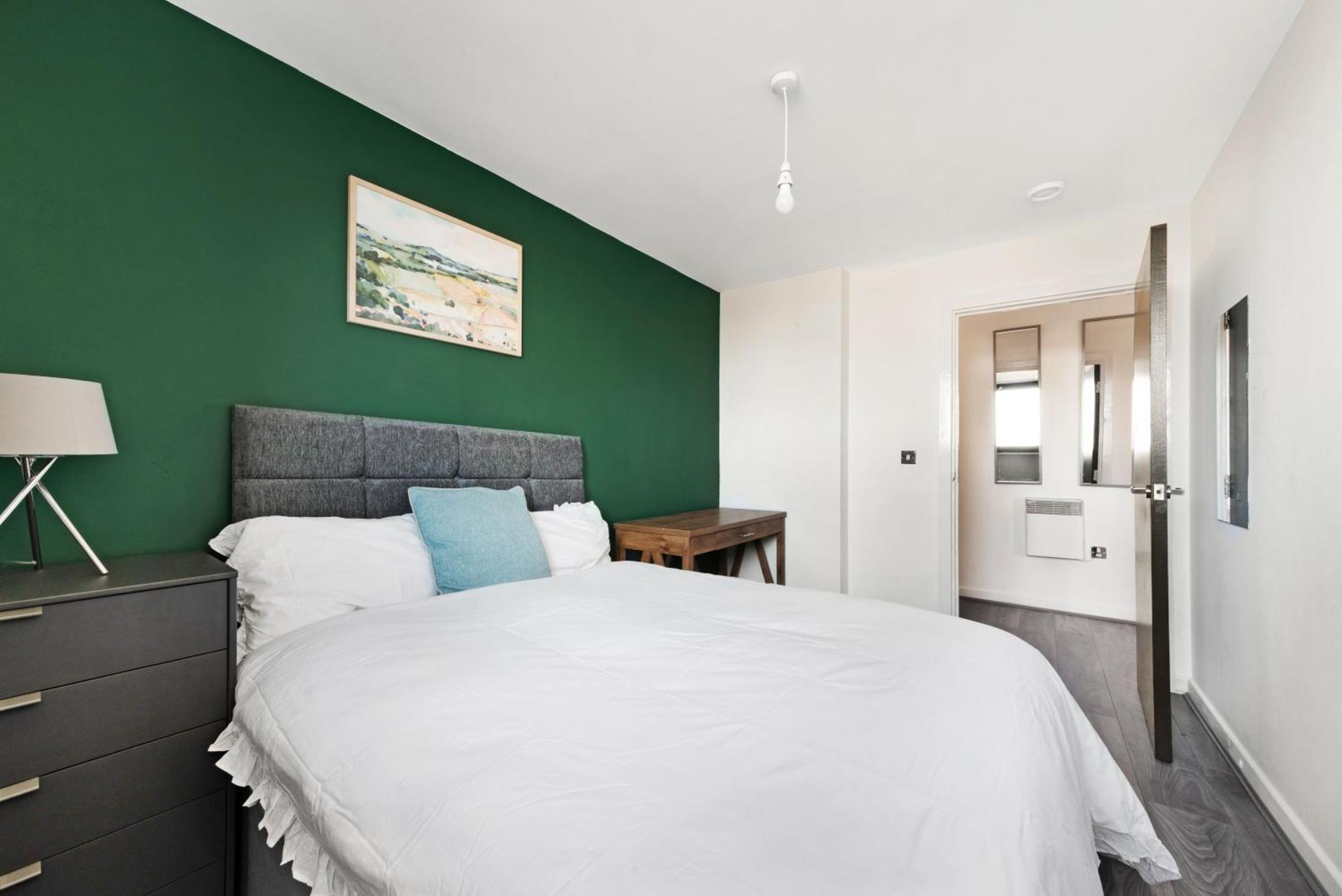 Apartment Penthouse W/ Hot Tub Near Stratford, Westfield