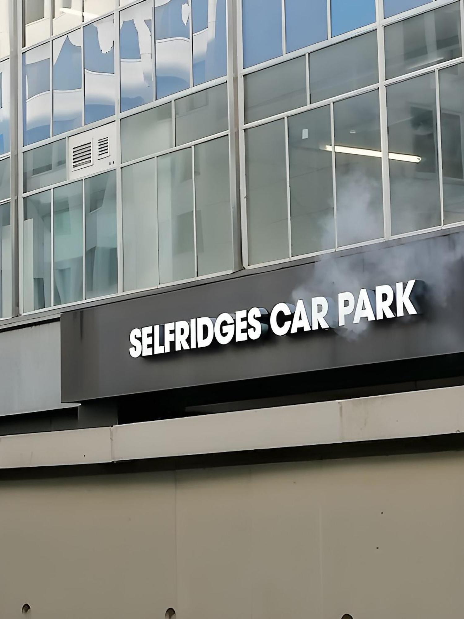 Selfridges Parkside Haven - 2 Bedroom Apartment London