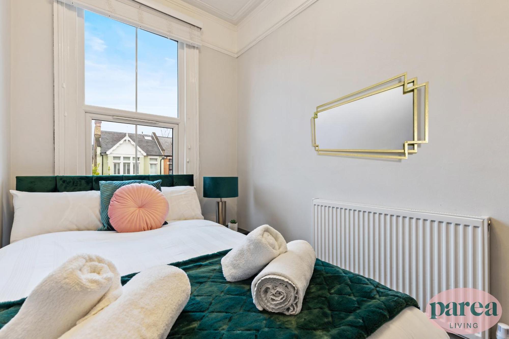 Parea Living - Leytonstone, 2-bedroom Serviced Apartment, Free Parking, Remote Working Apartment