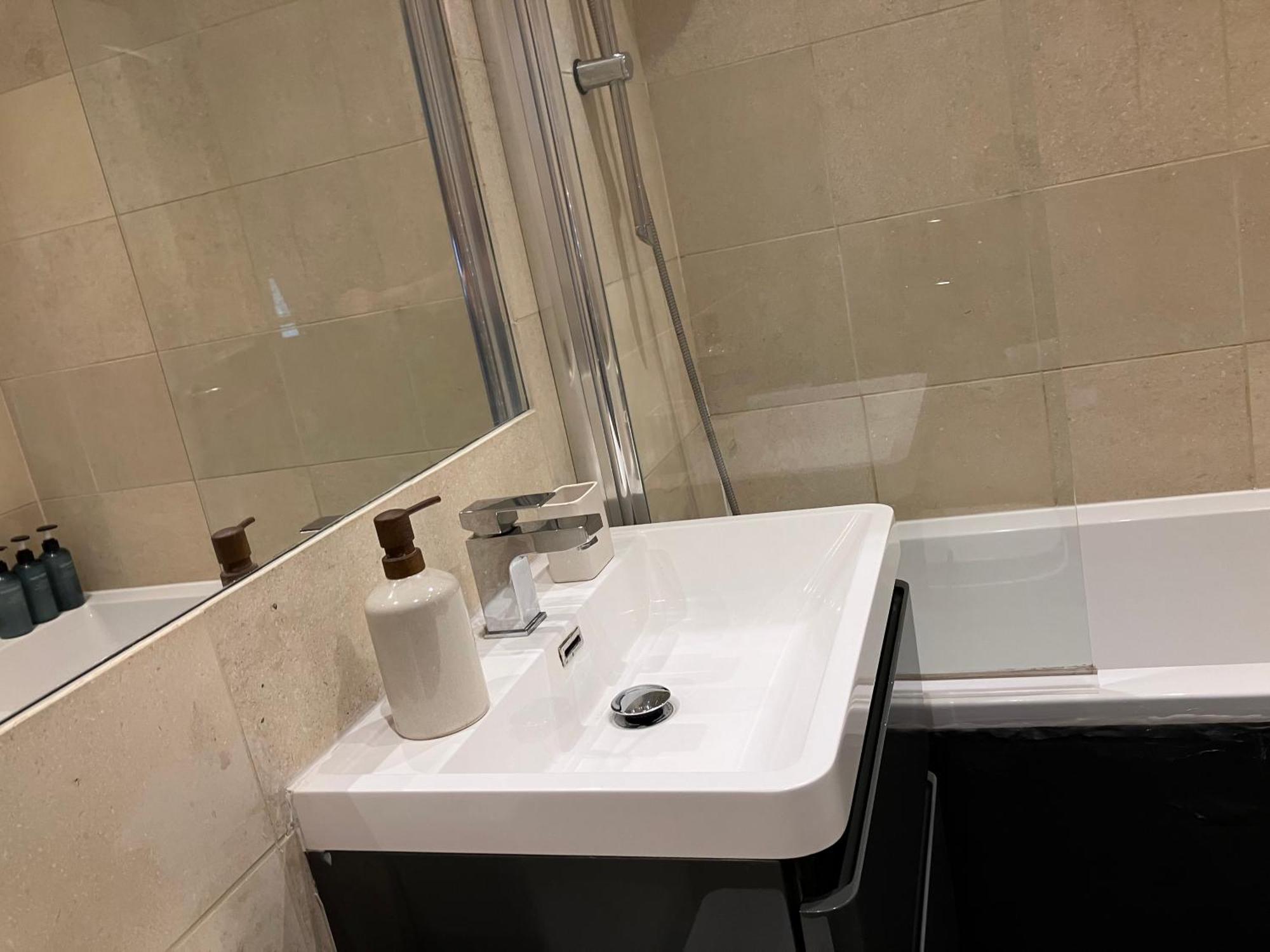 Apartment Spacious West - Great Location London
