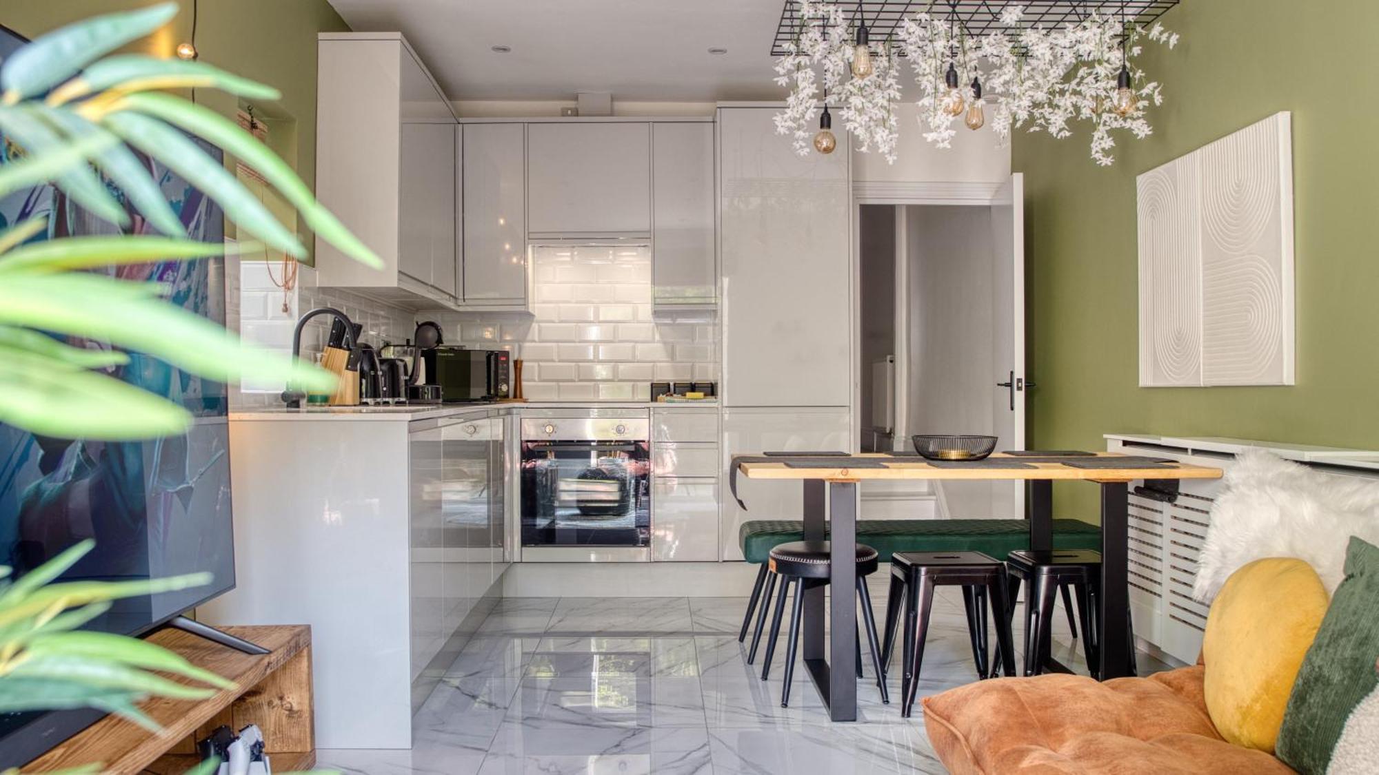 Hammersmith - Hot Tub, Cinema & Gaming Apartment London