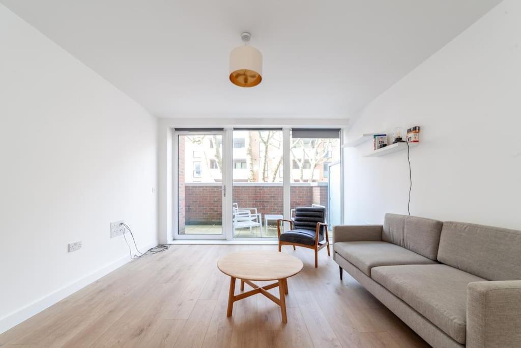 Apartment Chic & Spacious 2-bed 2-bath In Seven Sisters *