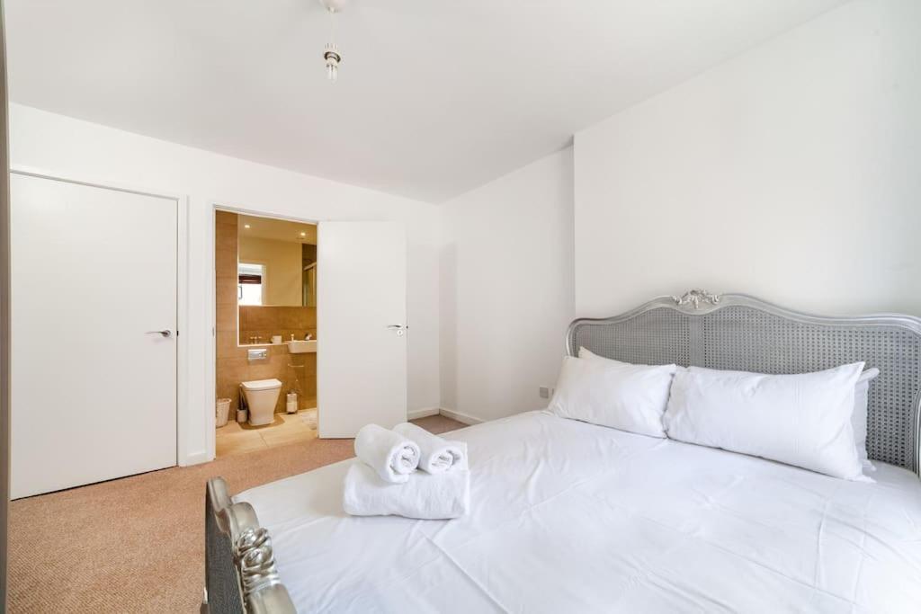 Chic & Spacious 2-bed 2-bath In Seven Sisters