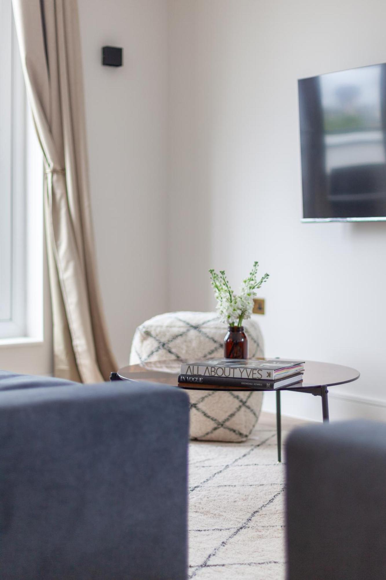 Arte Stays - Lux Stylish Penthouse - Heart Of Wembley - Parking London