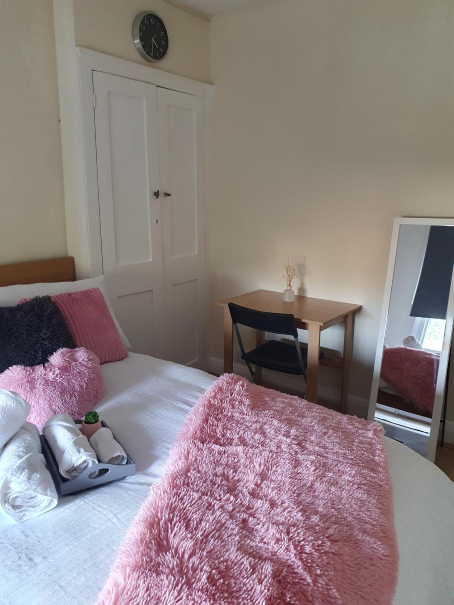Comfy Bedroom D Guest house