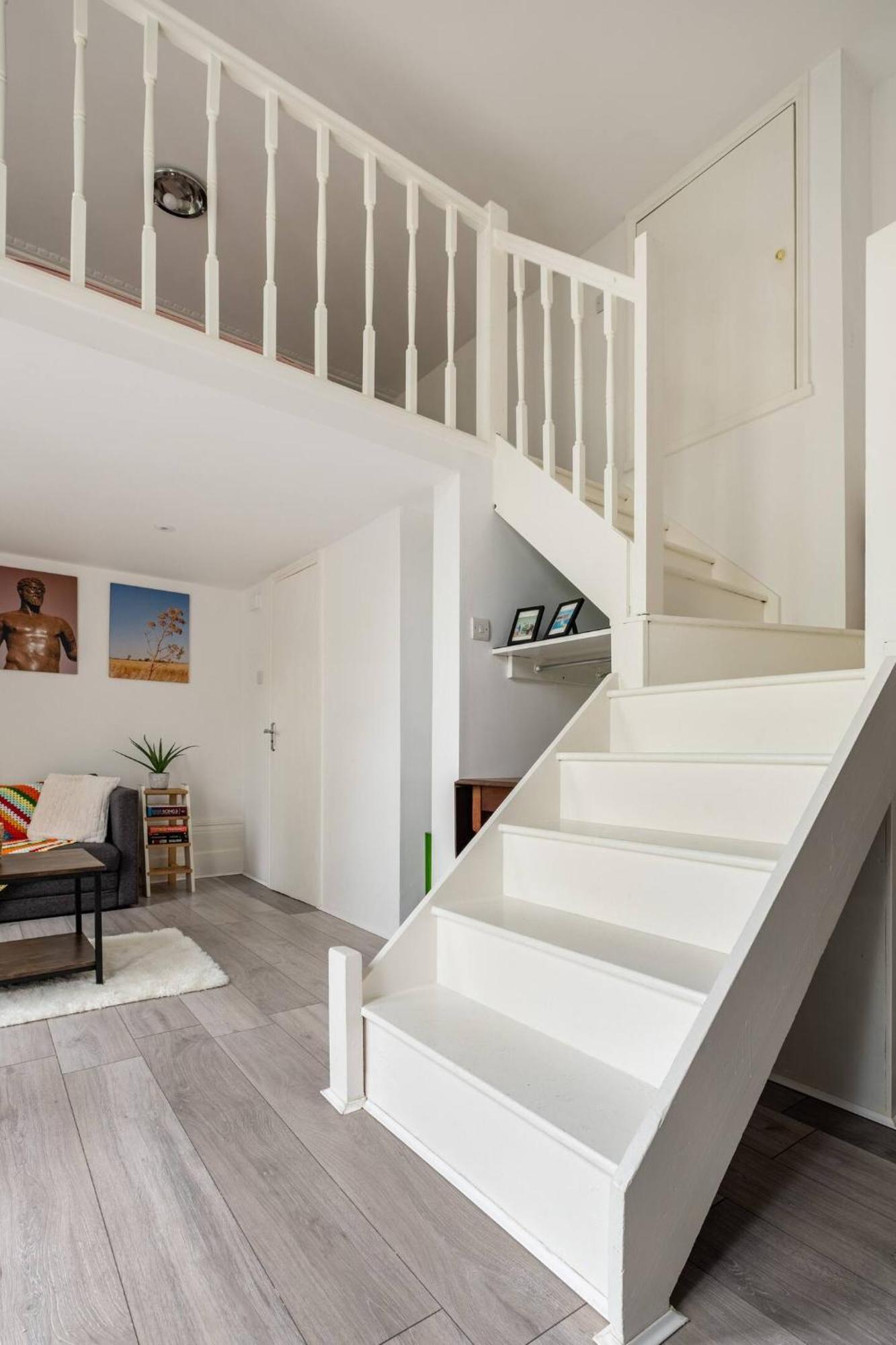 West Oasis - Escape From Chaos Apartment London