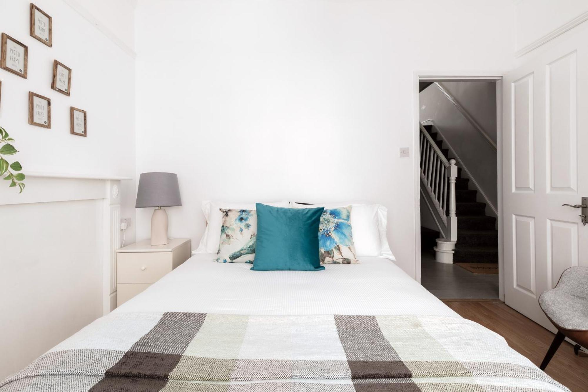 Ferienhaus Beautiful 4-bed House With Garden In London