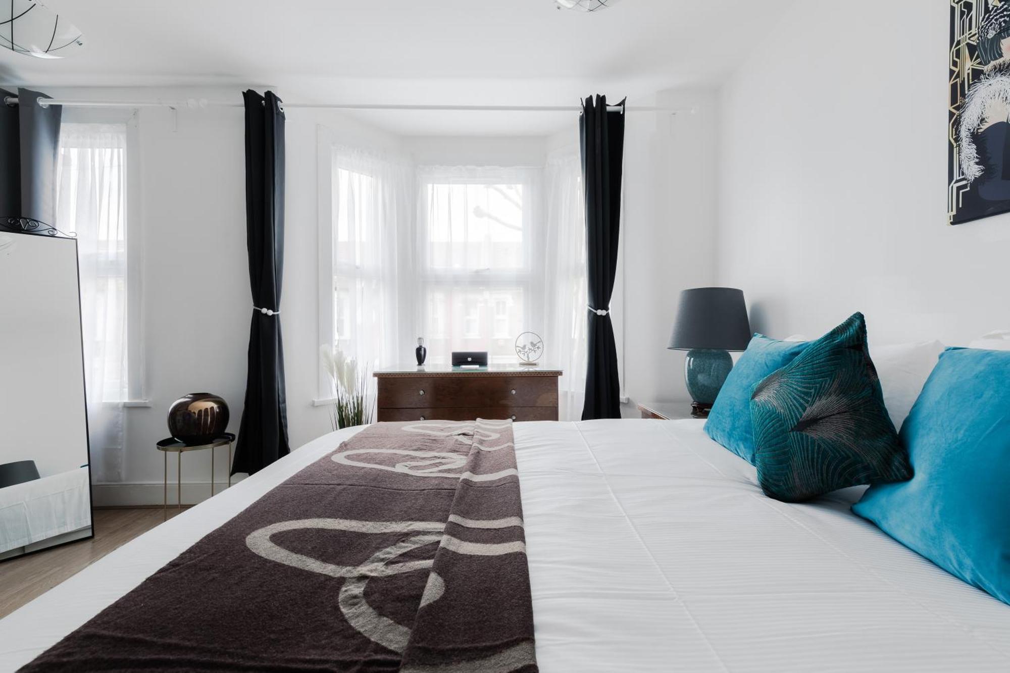 Beautiful 4-bed House With Garden In Holiday home London
