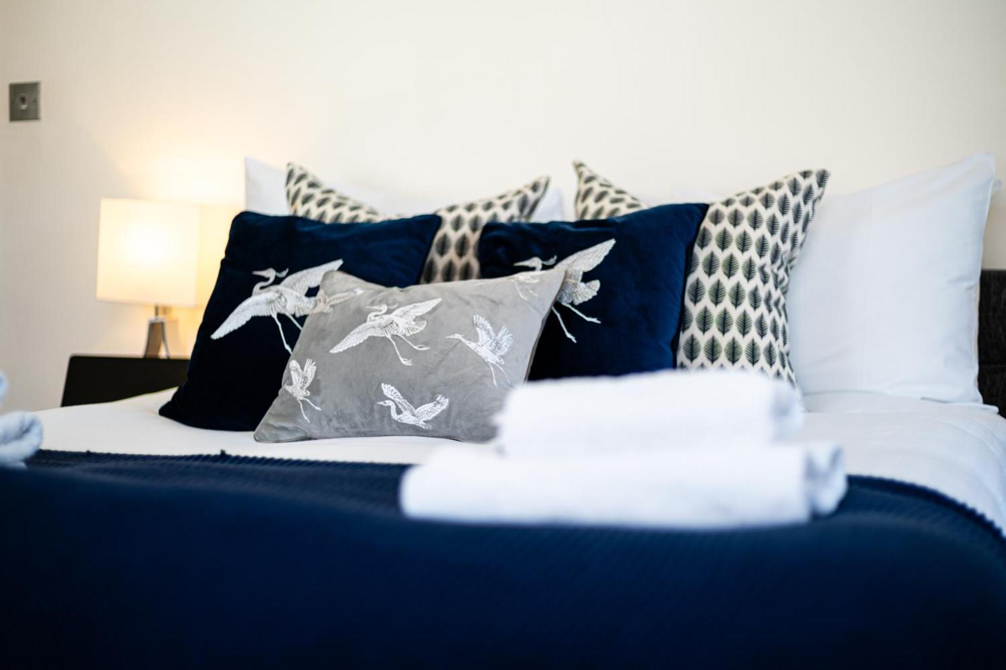 Selfridges Parkside Haven - 2 Bedroom Apartment *