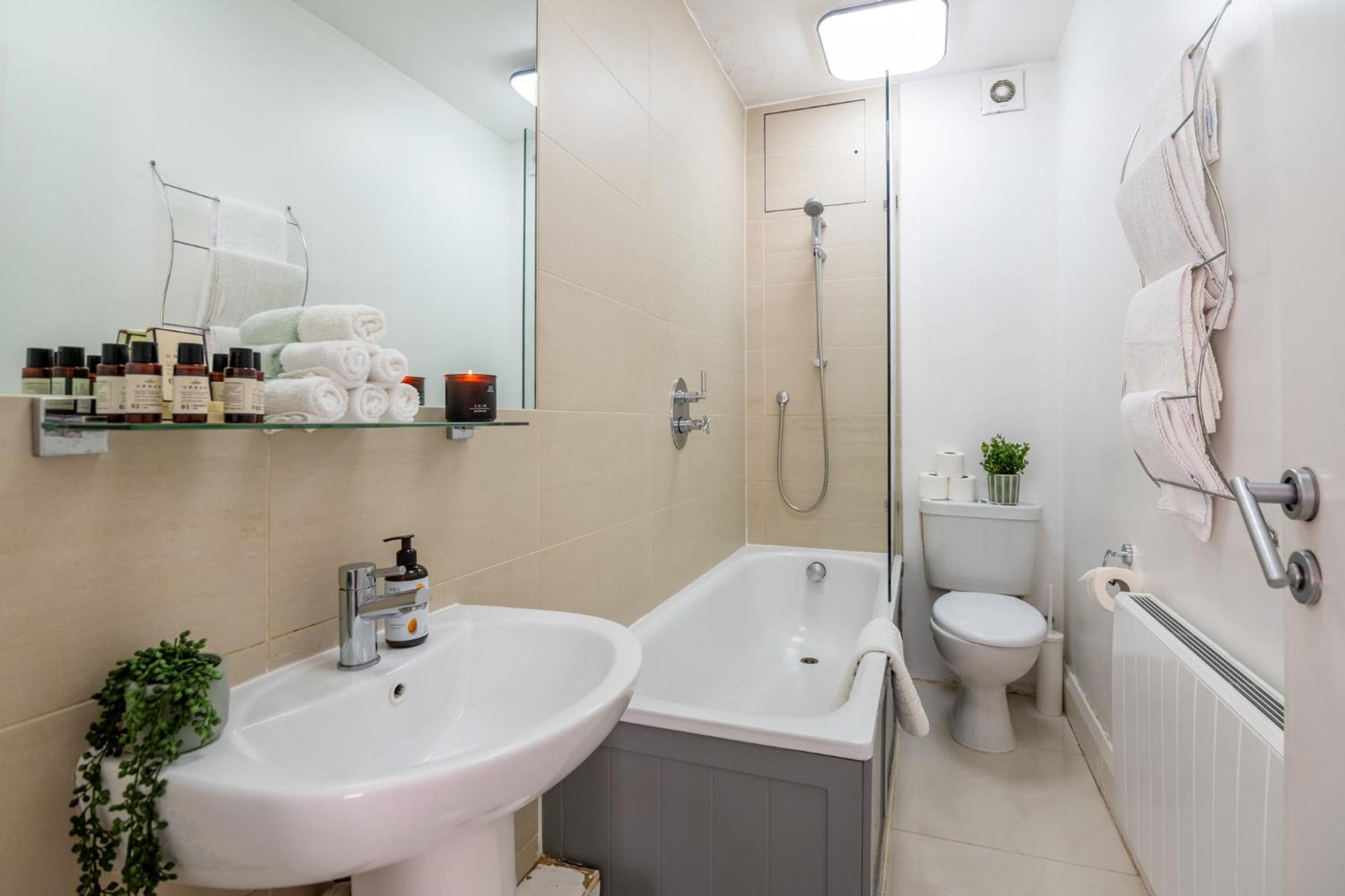 Selfridges Parkside Haven - 2 Bedroom Apartment London