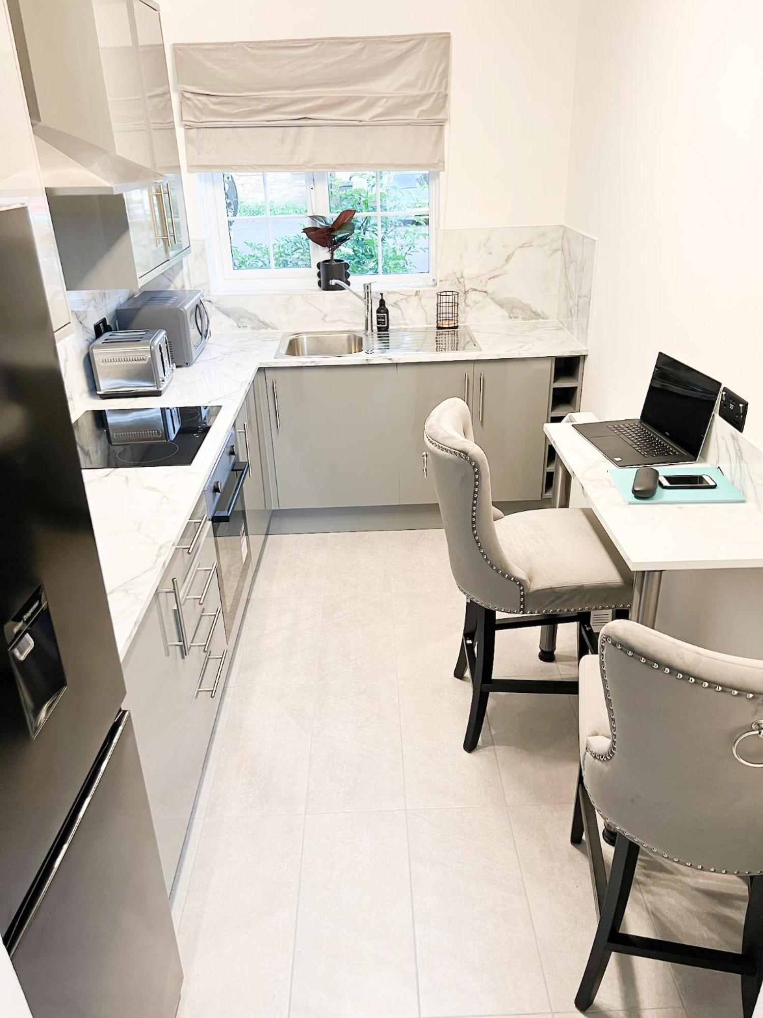 Beautiful In Beckton With Private Entrance And Garden *