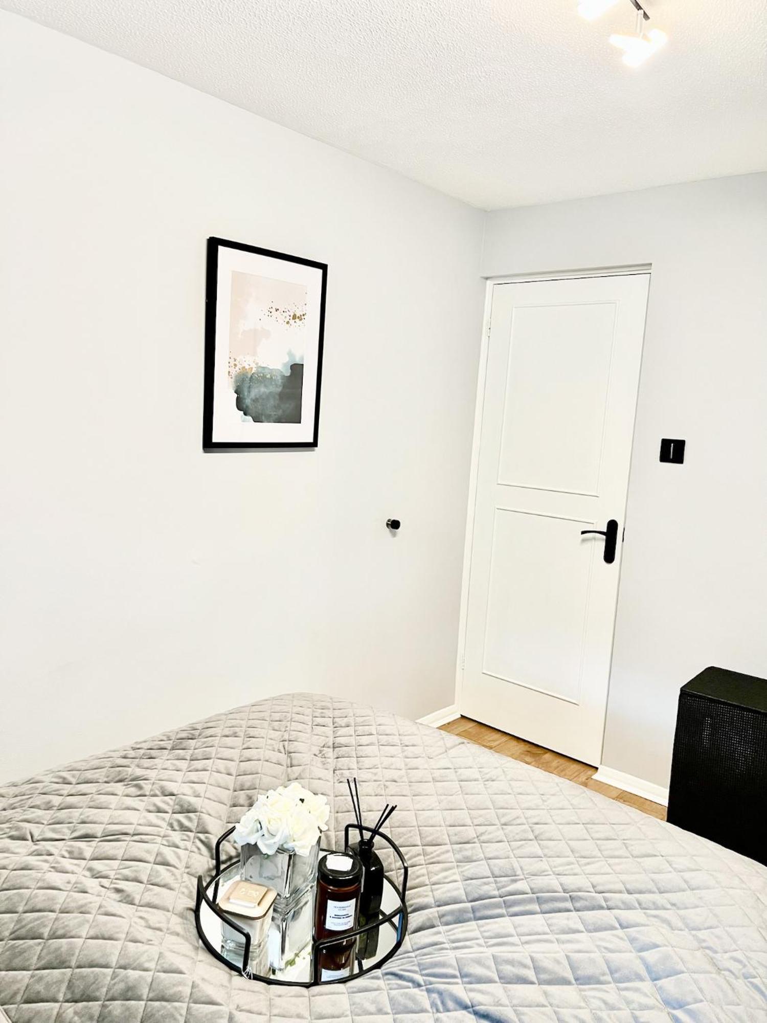 Beautiful In Beckton With Private Entrance And Garden
