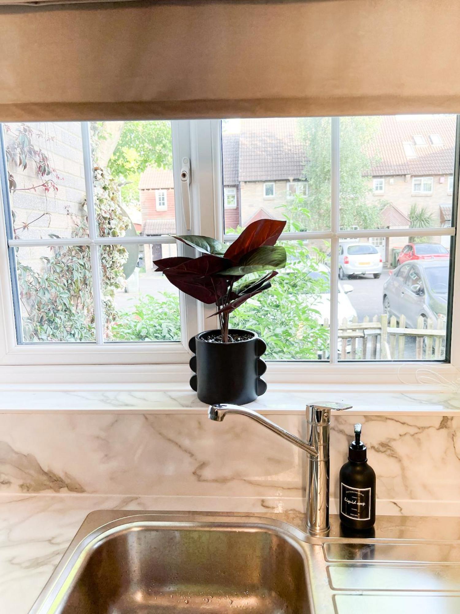 Beautiful In Beckton With Private Entrance And Garden Apartment