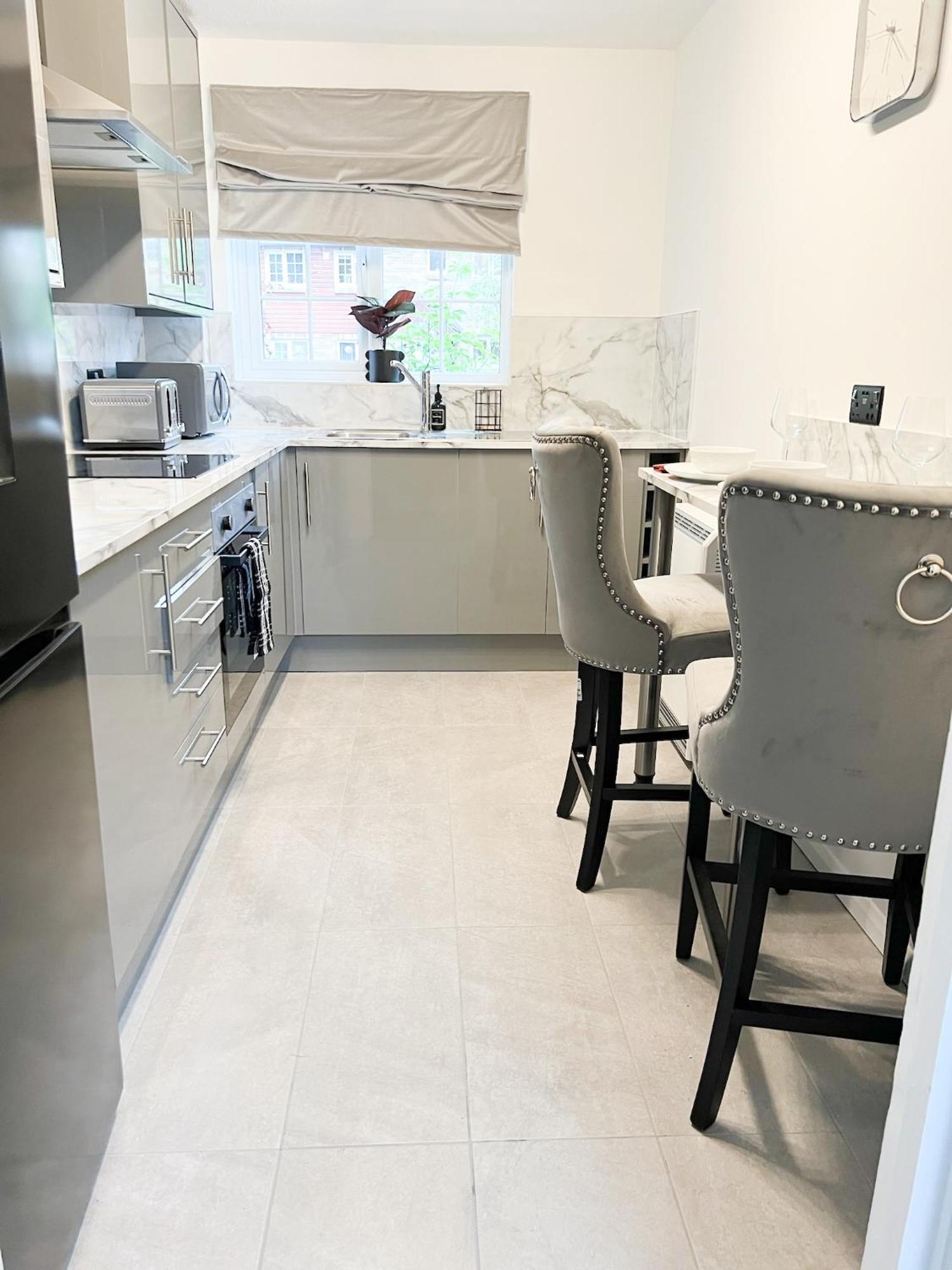 Beautiful In Beckton With Private Entrance And Garden Apartment *