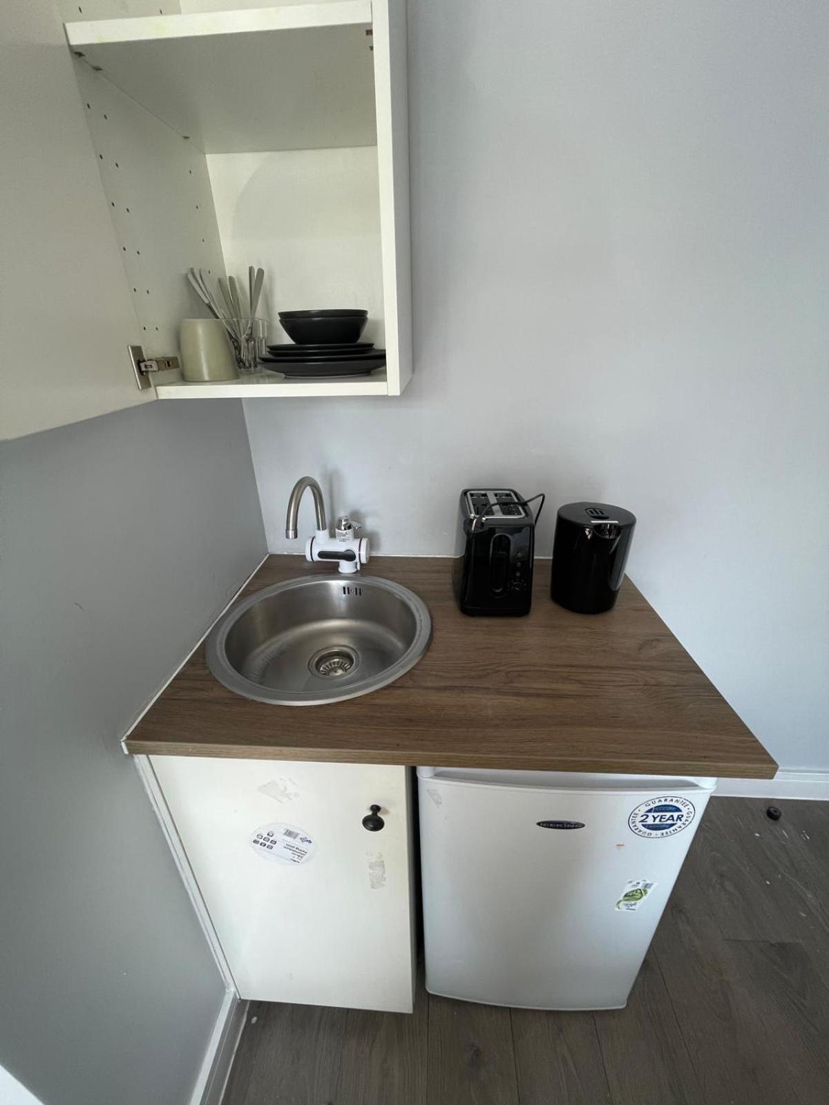 Letzi Private En-suite Near Wembley Homestay London