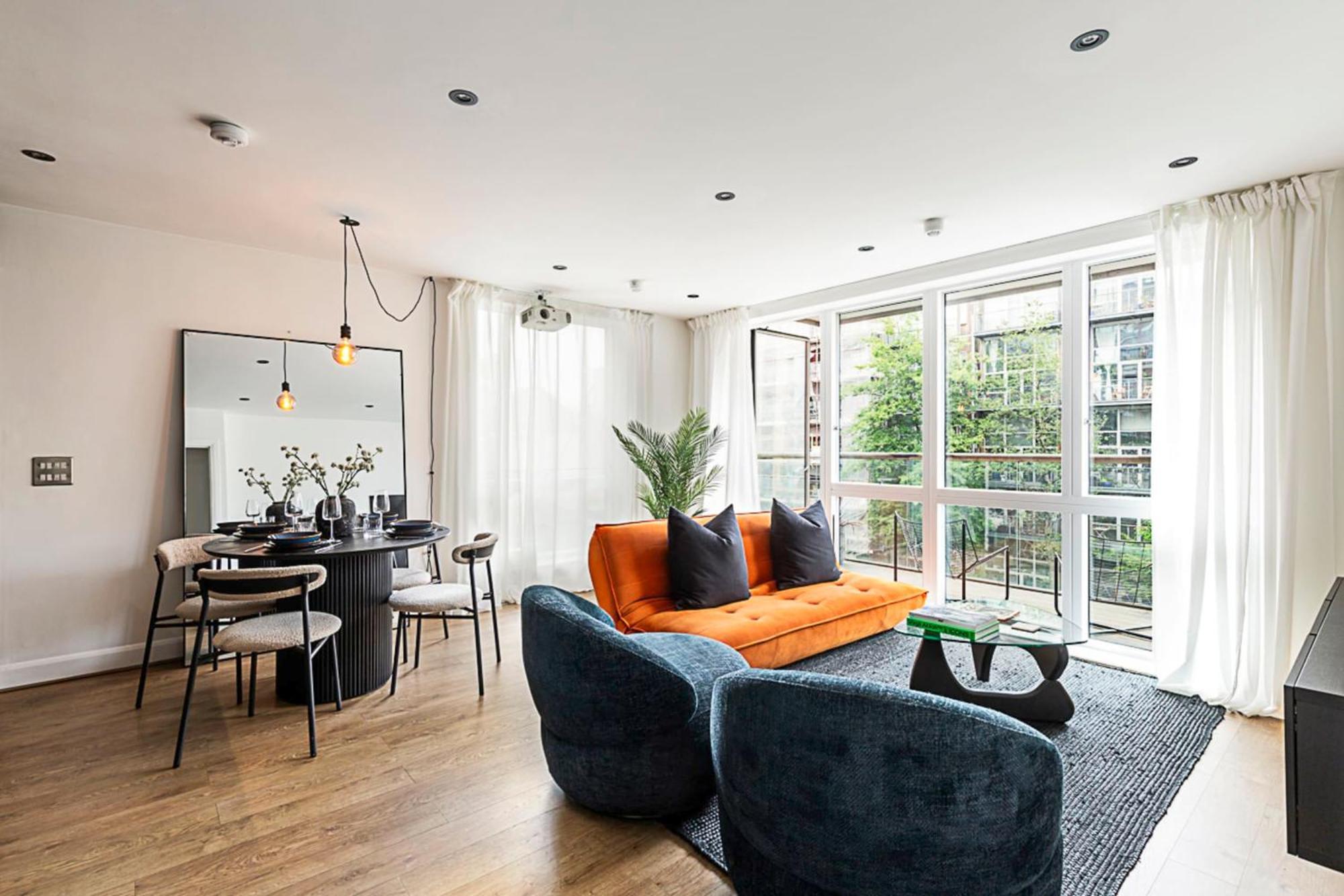 Stylish And Sleek East Retreat Apartment