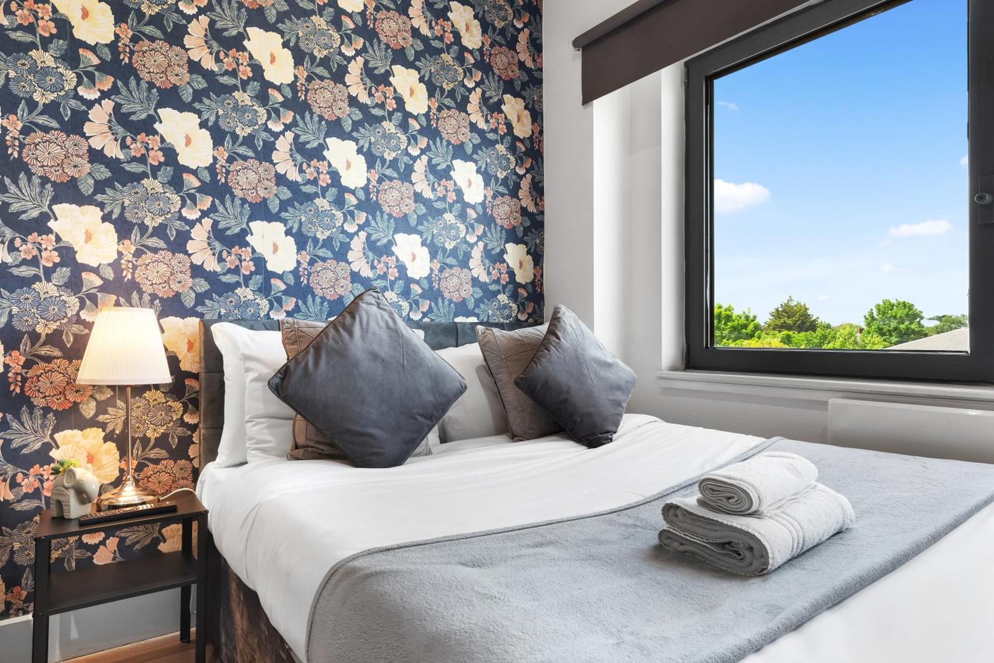 Modern One Bedroom Flat - Sleeps 5 -near Heathrow - Ub3 Apartment *