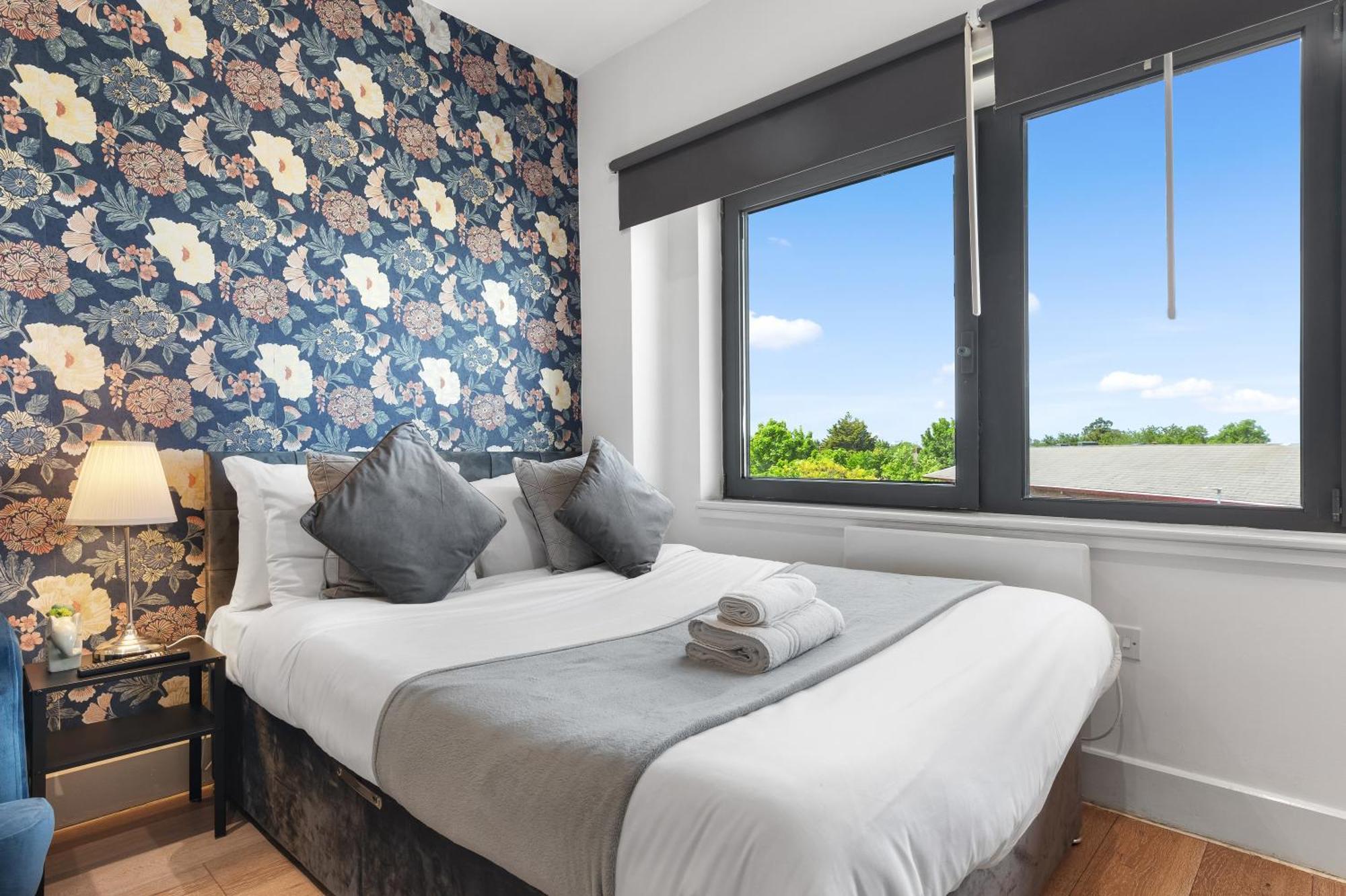 Modern One Bedroom Flat - Sleeps 5 -near Heathrow - Ub3