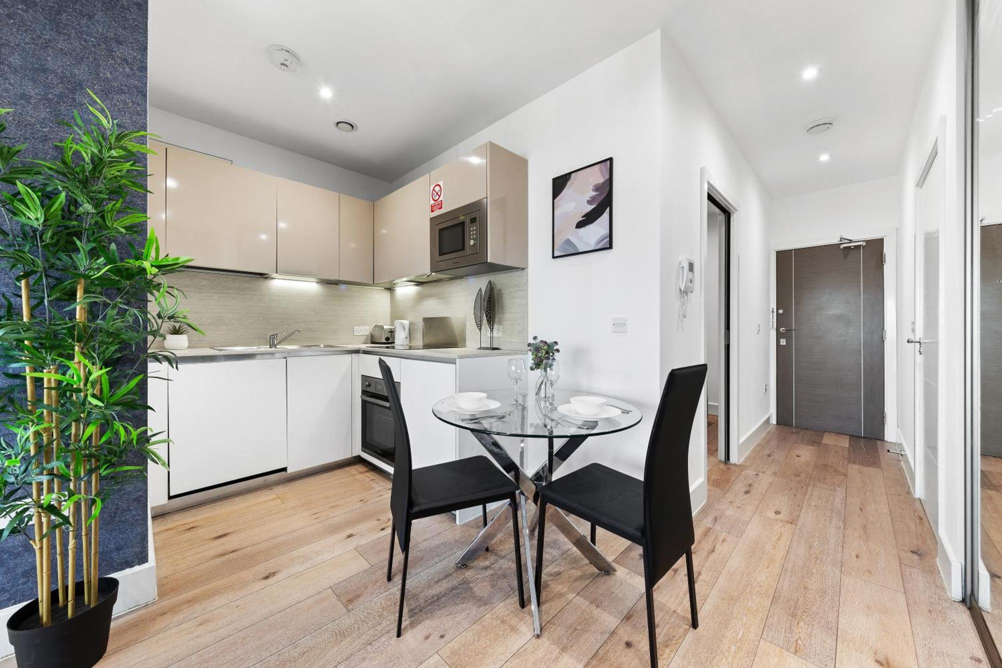 Modern One Bedroom Flat - Sleeps 5 -near Heathrow - Ub3