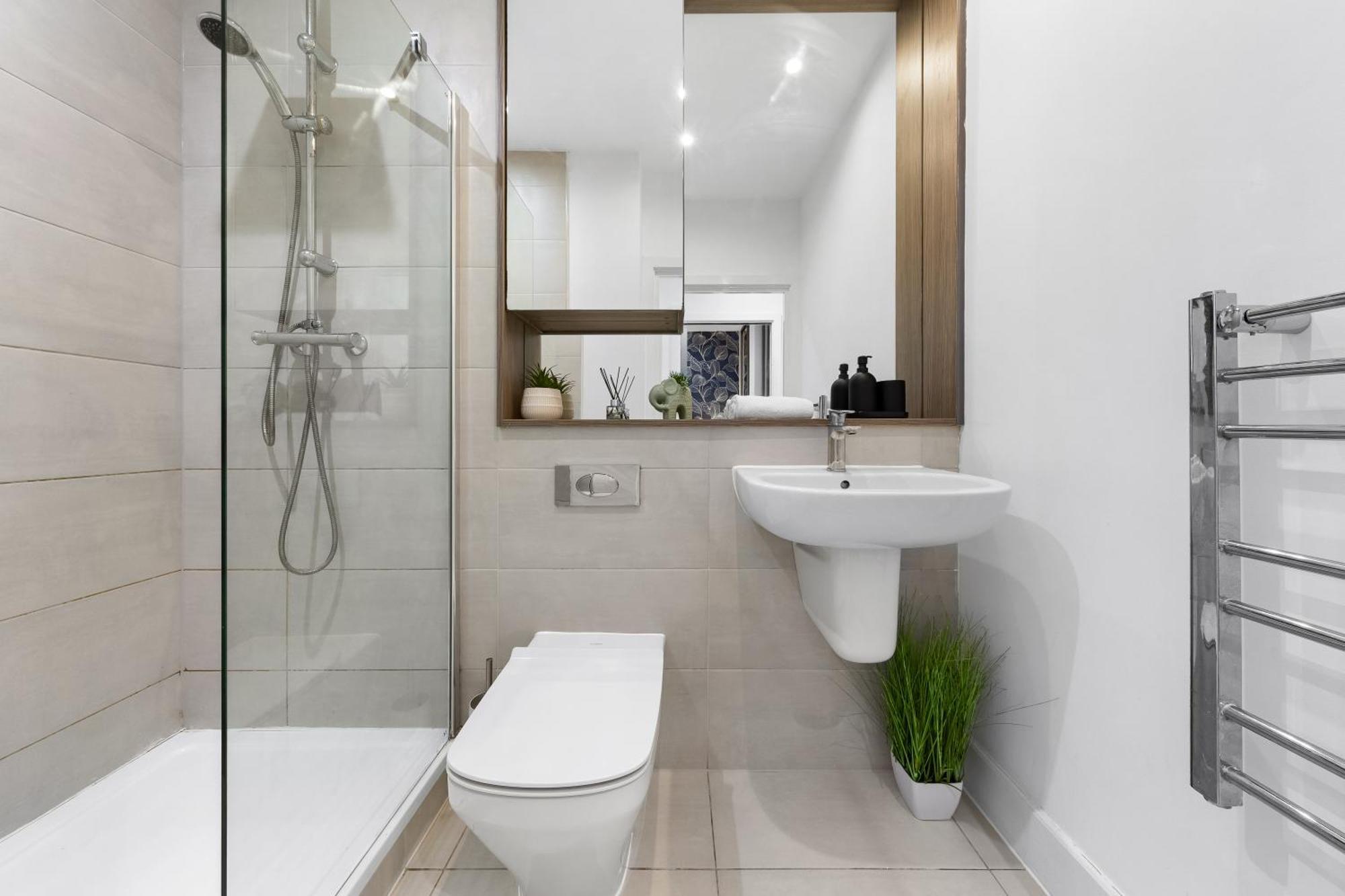 Modern One Bedroom Flat - Sleeps 5 -near Heathrow - Ub3 * London