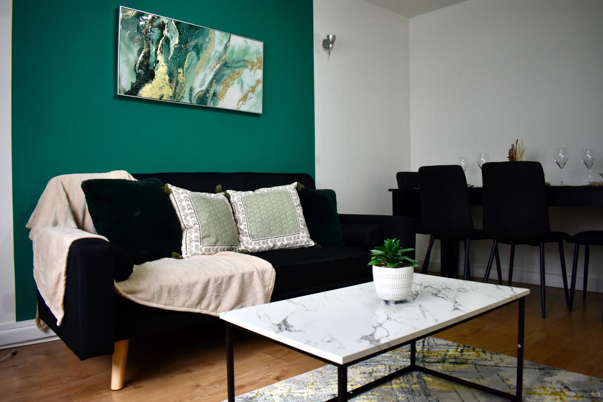 Luxury 2 Bedroom Apartment, Parking, Few Minutes Walk From Wembley Stadium Apartment *