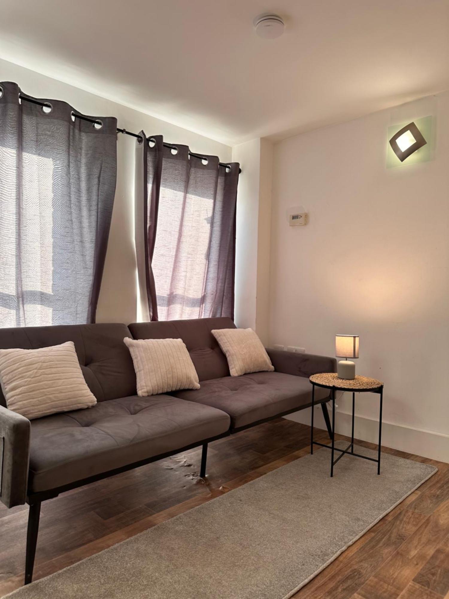 25 Percent Off Monthly 2bed Serviced Business & Family Guests Free Wifi & Netflix Sleeps 4!