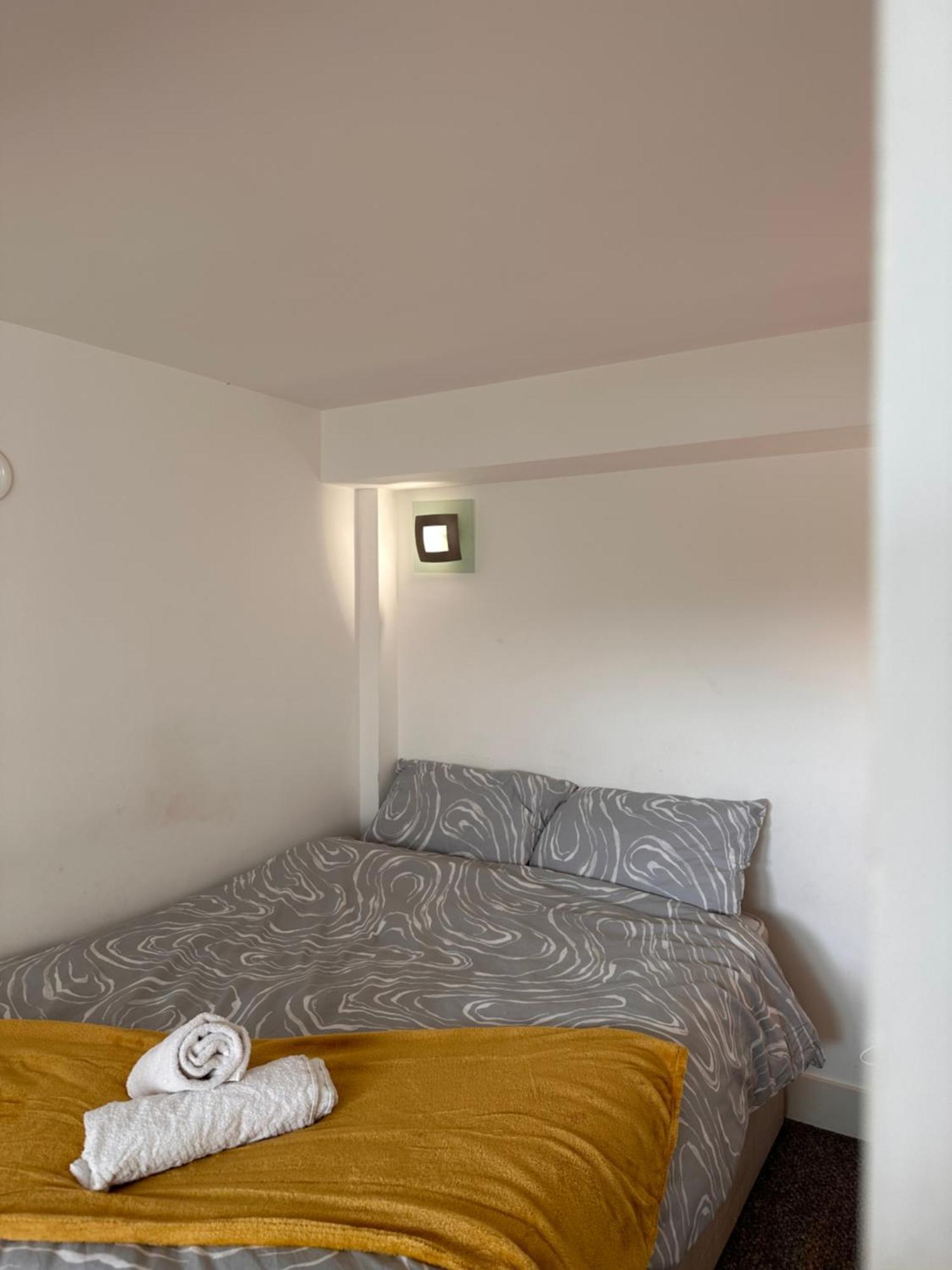 25 Percent Off Monthly 2bed Serviced Business & Family Guests Free Wifi & Netflix Sleeps 4! Apartment London