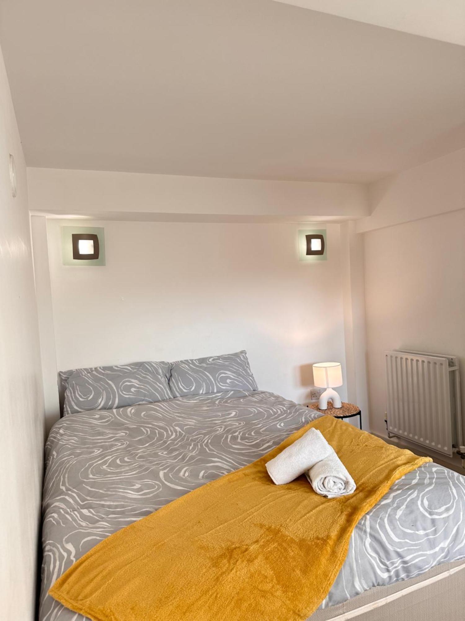 25 Percent Off Monthly 2bed Serviced Business & Family Guests Free Wifi & Netflix Sleeps 4! Apartment