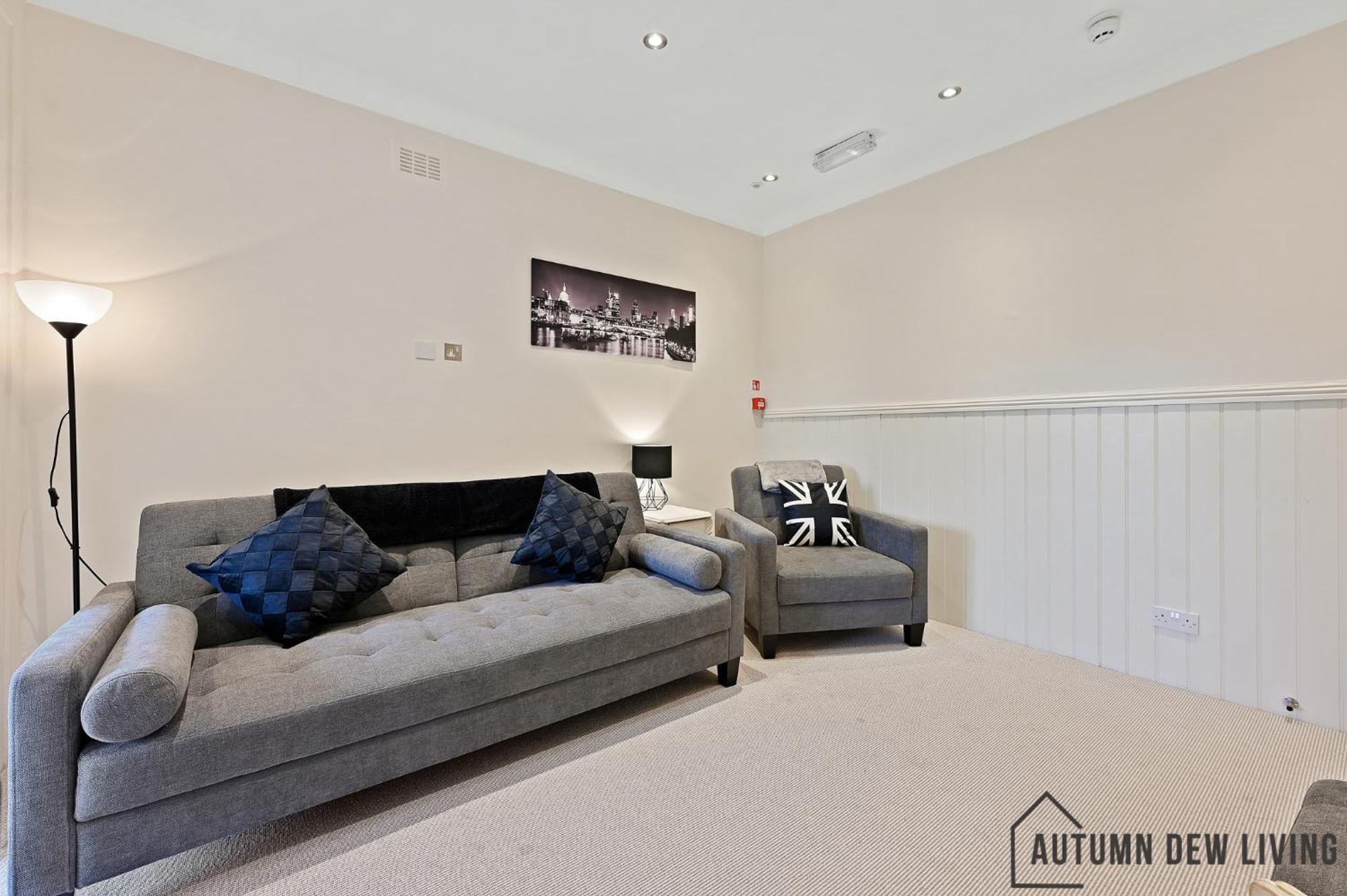 Beautiful 2 King Size Beds 2 Bath- Sleeps 5 In Earls Court London