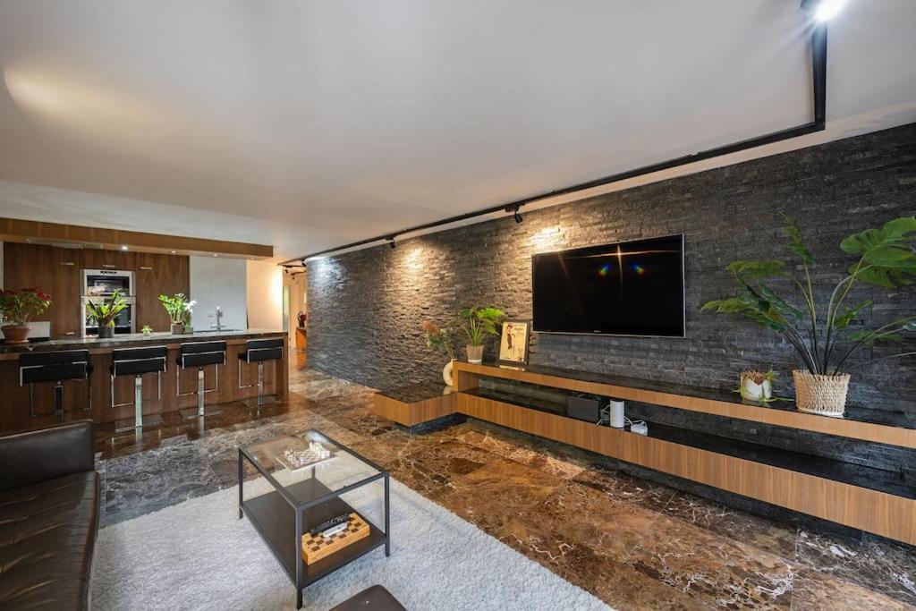 Deluxe 2-bed With 24 Hour Security & Private Terrace London