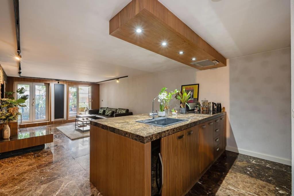 Deluxe 2-bed With 24 Hour Security & Private Terrace