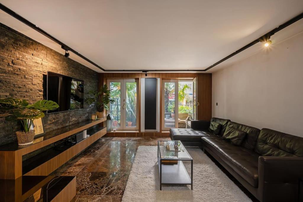 Deluxe 2-bed With 24 Hour Security & Private Terrace Apartment *