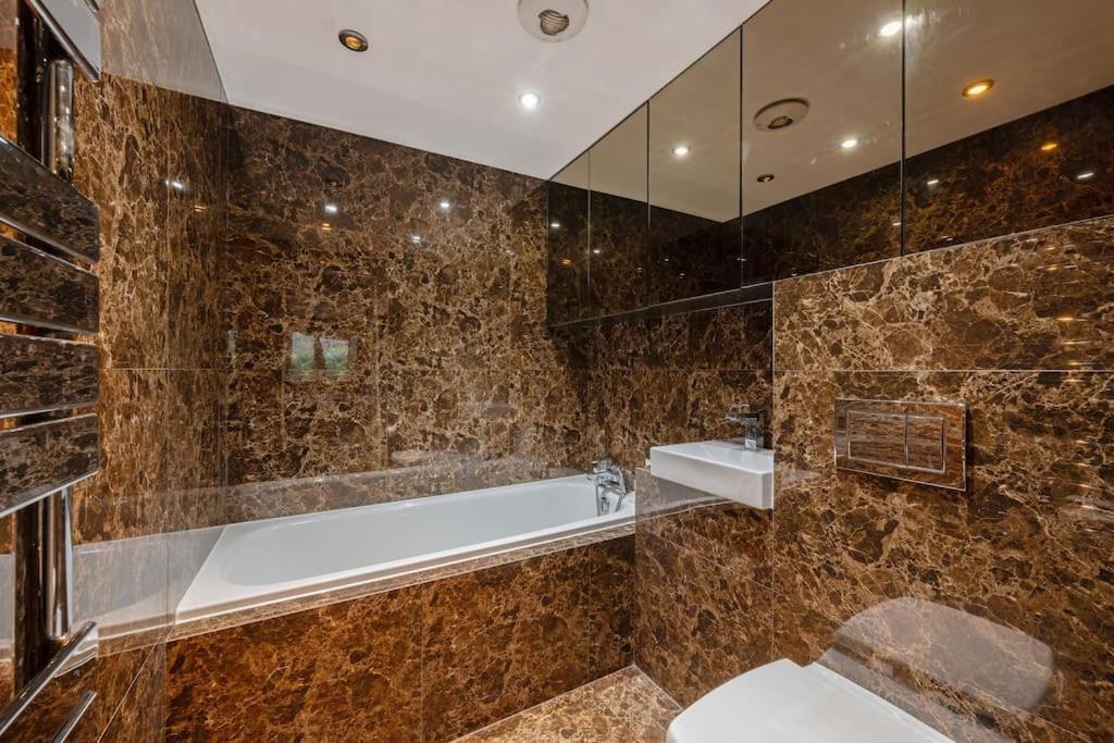 Deluxe 2-bed With 24 Hour Security & Private Terrace * London