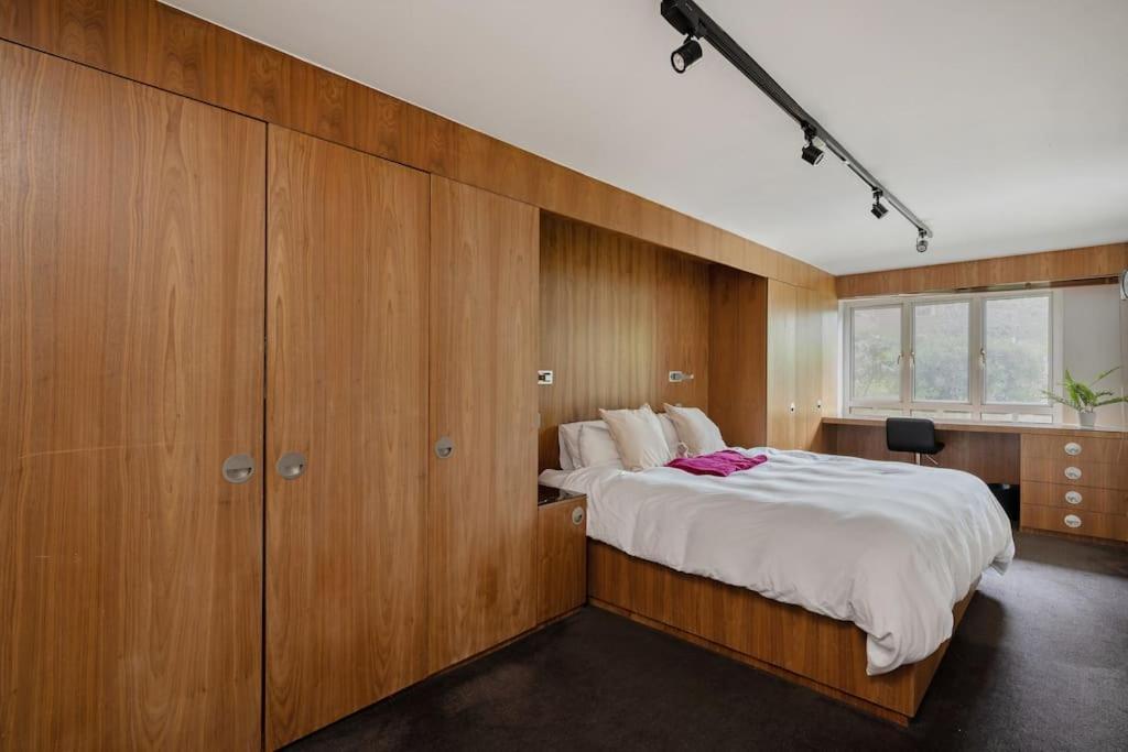 Deluxe 2-bed With 24 Hour Security & Private Terrace Apartment