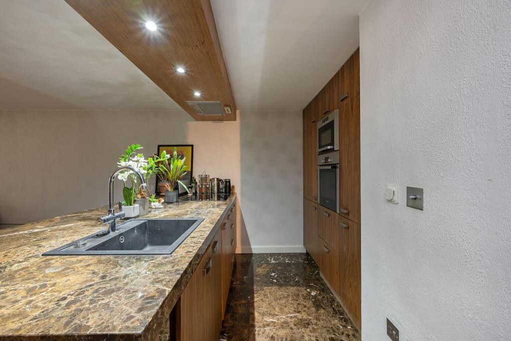 Apartment Deluxe 2-bed With 24 Hour Security & Private Terrace London