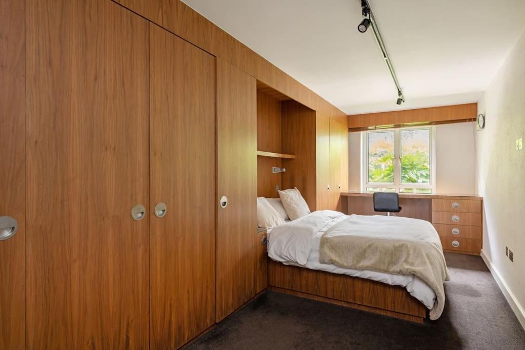 Deluxe 2-bed With 24 Hour Security & Private Terrace *