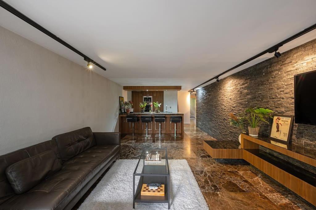 Deluxe 2-bed With 24 Hour Security & Private Terrace London
