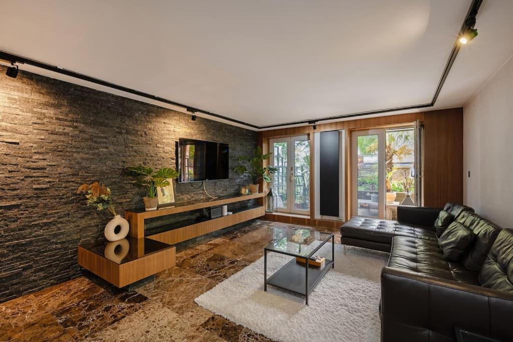 Apartment Deluxe 2-bed With 24 Hour Security & Private Terrace