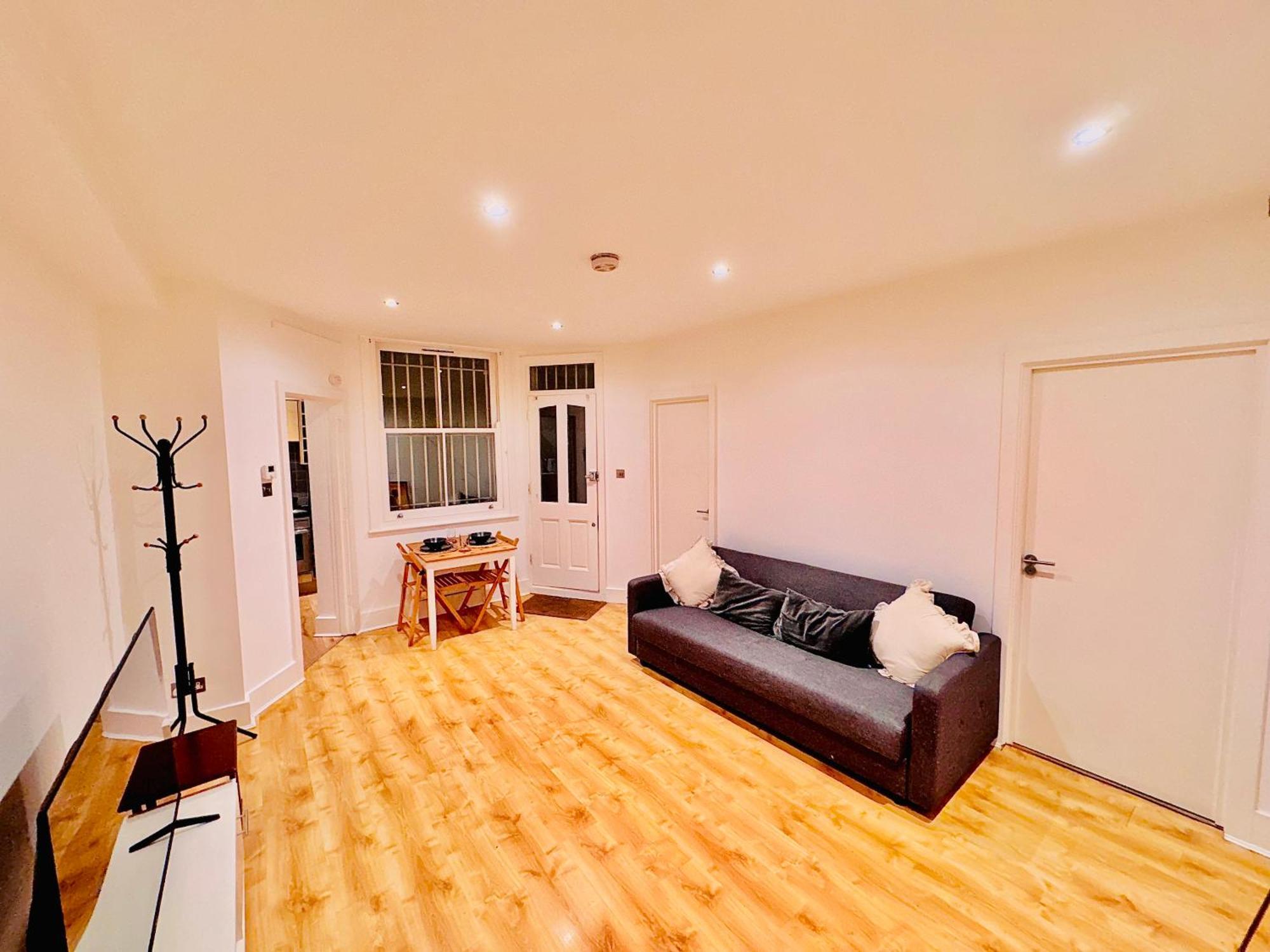 Luxxe Apartments, Kensington & Chelsea, Prime Location, With Many Stations, Westfield Shopping Centre Mins Away Walk London
