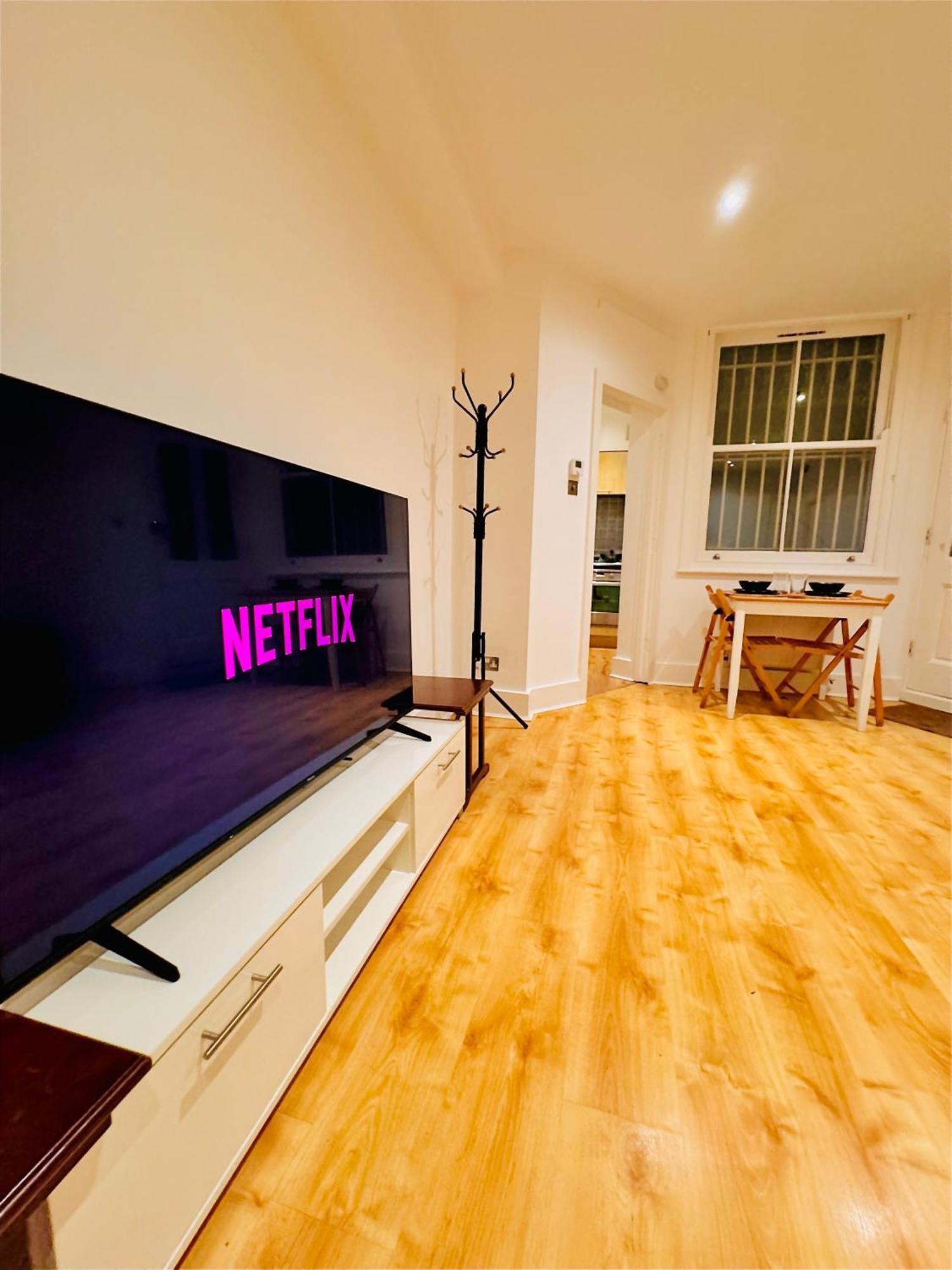 Luxxe Apartments, Kensington & Chelsea, Prime Location, With Many Stations, Westfield Shopping Centre Mins Away Walk Apartment *