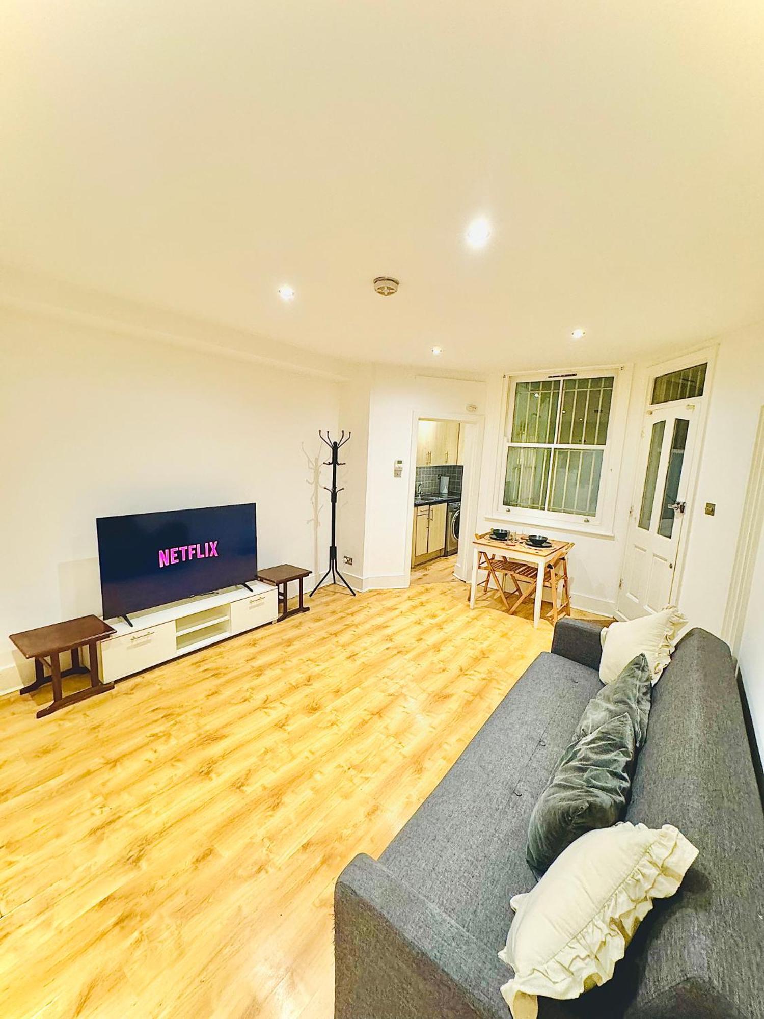 Apartment Luxxe Apartments, Kensington & Chelsea, Prime Location, With Many Stations, Westfield Shopping Centre Mins Away Walk London